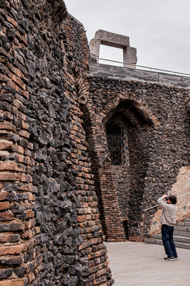 2012年10月26日西班牙巴塞罗那游客在高迪墓穴附近的lacoloniaguell未完工的古董教堂coloniaguell或高图片