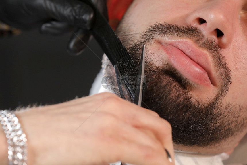 理发师专业主用剪刀刮客户和理发师的胡子广告和理发师的胡须有选择焦点理发师剪裁胡须专业理发师用剪刀刮客户和理发师的胡须广告和理发师图片