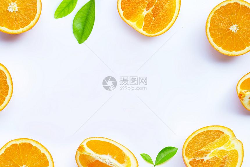 高维生素c多汁和甜由新鲜橙色水果制成白背景的叶子复制空格图片