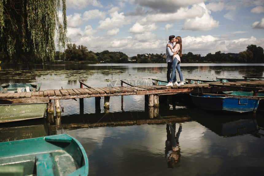 情侣在湖边木桥上接吻图片