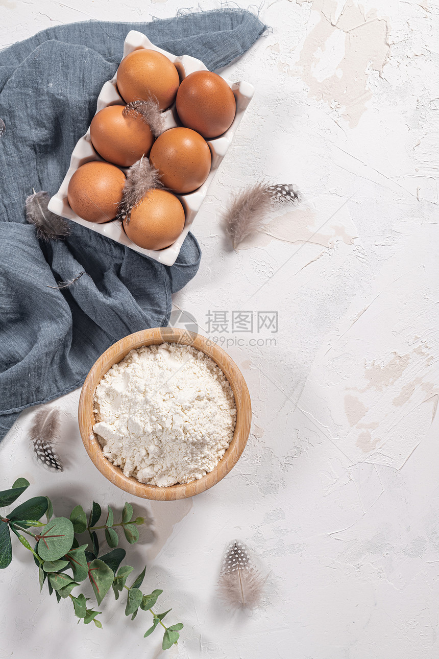 烹饪概念白背景的烘烤成分鸡蛋和面粉家庭烘烤自制烹饪公寓图片