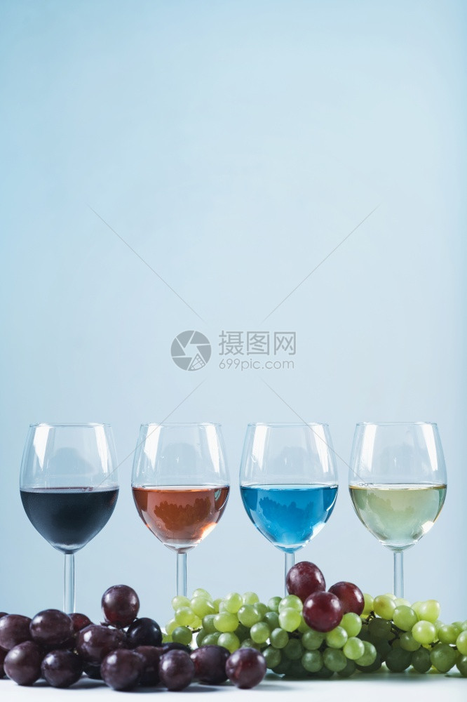 葡萄酒的分类四杯不同的葡萄酒和葡萄摆在桌上红酒玫瑰白葡萄酒和蓝葡萄酒葡萄酒品种桌上有四杯酒红酒玫瑰白葡萄酒和蓝葡萄酒图片