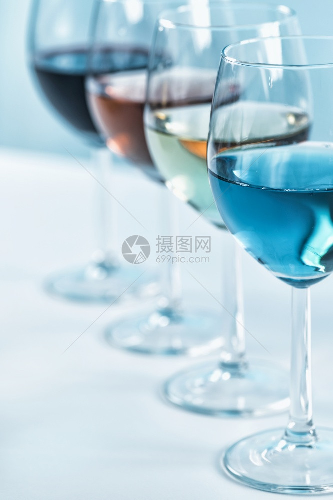 葡萄酒的选择桌上放着四只酒杯配着不同的葡萄酒红玫瑰白蓝葡萄酒葡萄酒品种桌上有四杯酒红酒玫瑰白葡萄酒和蓝葡萄酒图片