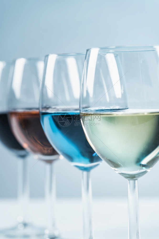 葡萄酒的选择桌上放着四只酒杯配着不同的葡萄酒红玫瑰白蓝葡萄酒葡萄酒品种桌上有四杯酒红酒玫瑰白葡萄酒和蓝葡萄酒图片