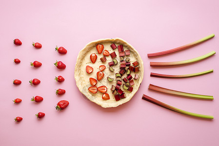 以粉色背景制作果冻和草莓rhuba派是一步制成的背景图片