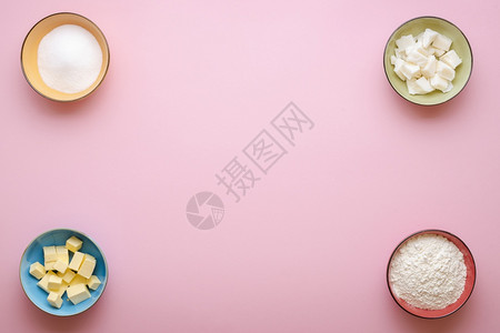 粉色无缝背景的多碗中壳质主要成分平整地里有黄油缩短面粉和糖做馅饼面团图片