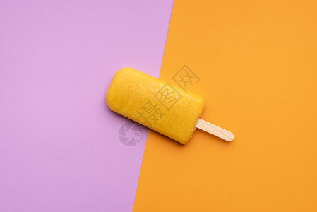 橙色口味的冰淇淋在无缝的多彩背景上一片水果冰淇淋素食夏天新鲜甜点图片