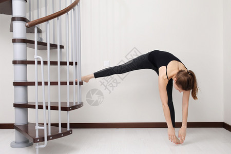 女子在家练瑜伽图片