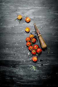 红番茄和刀子黑色生锈背景新鲜番茄和刀子图片