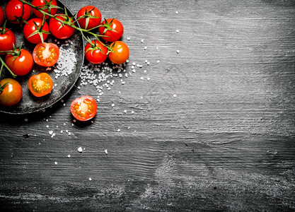 新鲜西红柿和粗咸盐黑生菜背景图片