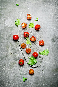 石架上有生菜的新鲜西红柿石架上也有生菜的新鲜西红柿图片