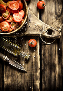 西红柿背景新鲜西红柿含橄榄油的木碗里含橄榄油的新鲜西红柿图片