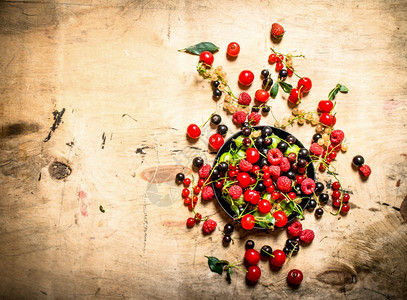 老盘子里的野莓木板桌上的野莓旧盘子里的野莓图片