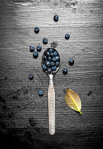 黑木背景的新鲜蓝莓黑木背景的新鲜蓝莓图片