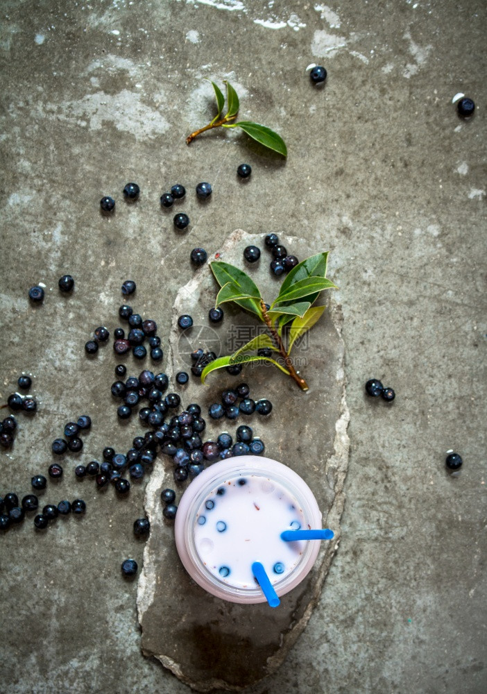 有冰的蓝莓淇淋的蓝莓淇淋图片