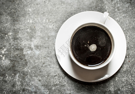 杯子里的新鲜芳香咖啡在石头桌上图片