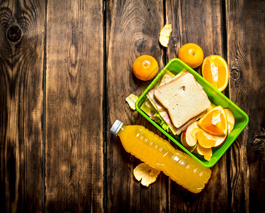 三明治加奶酪和培根水果橙汁图片