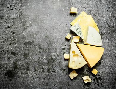 石头桌上的点心奶酪图片