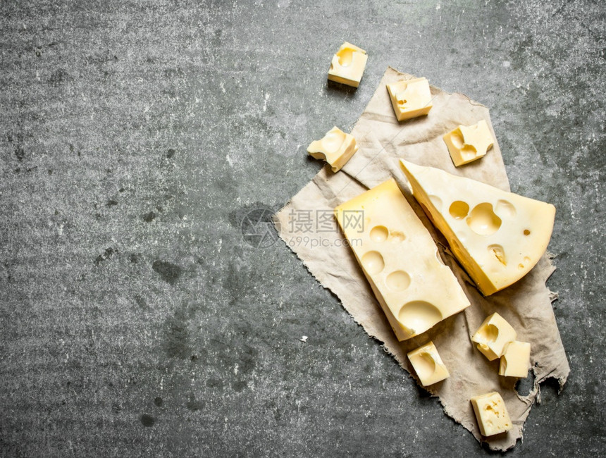 旧布料上的奶酪片在石板上旧布料上的奶酪片图片