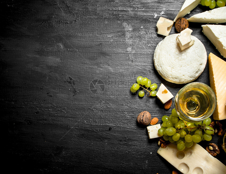 白葡萄酒各种奶酪葡萄和坚果黑木本底不同奶酪图片