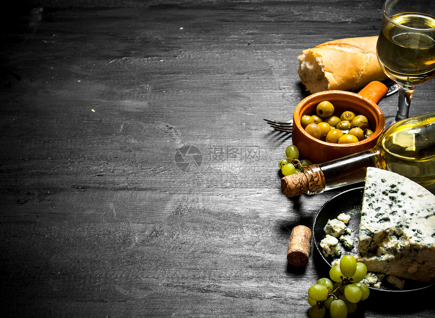 白葡萄酒有滋味的奶酪和美橄榄图片