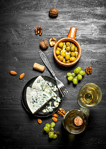 意大利白葡萄酒香味奶酪和核桃意大利白葡萄酒香味奶酪和核桃图片