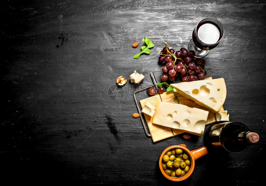 红葡萄酒香奶酪橄榄和杏仁图片