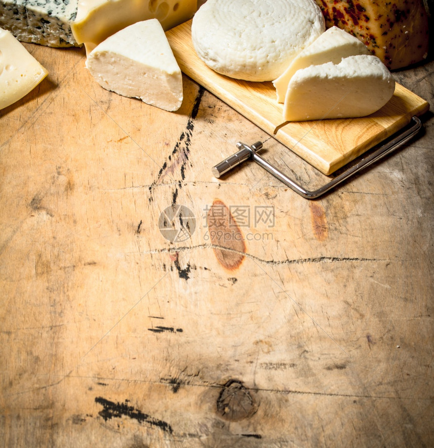 砍板上的山羊奶酪图片