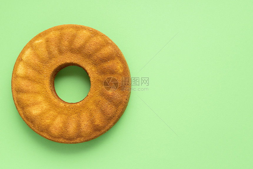 绿色背景的自制玉米饼面包蛋糕festajuni传统甜点黄色海绵蛋糕夏季甜点图片