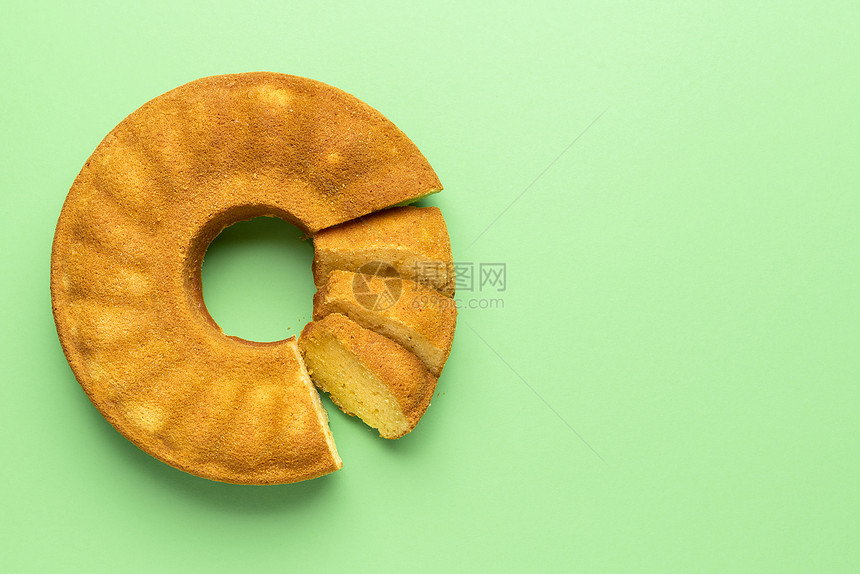 土豆玉米饼切片绿色背景和festajuni传统甜点平地图片