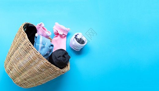 蓝底带袜子的洗衣篮复制空间背景图片