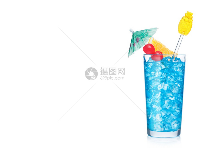 含有搅拌机的蓝环礁鸡尾酒高球玻璃和橙色切片白底的甜樱桃和雨伞伏特加蓝色curao液化混合图片