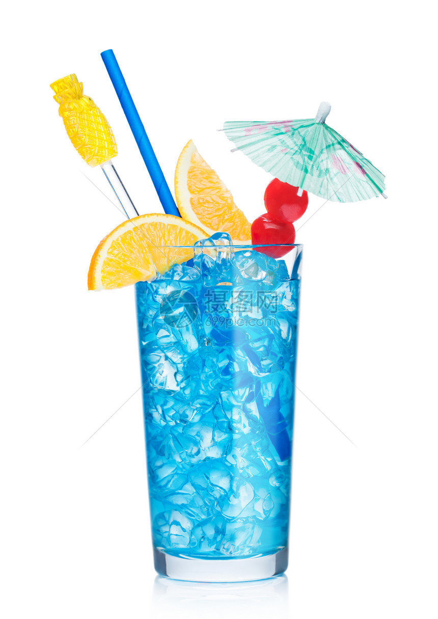 蓝环礁鸡尾酒高球玻璃上面有稻草丝地和橙色切片上面有甜樱桃和白底的雨伞伏特加和蓝咖喱酒混合图片