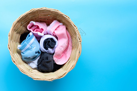 衣服袜子素材蓝底带袜子的洗衣篮复制空间背景