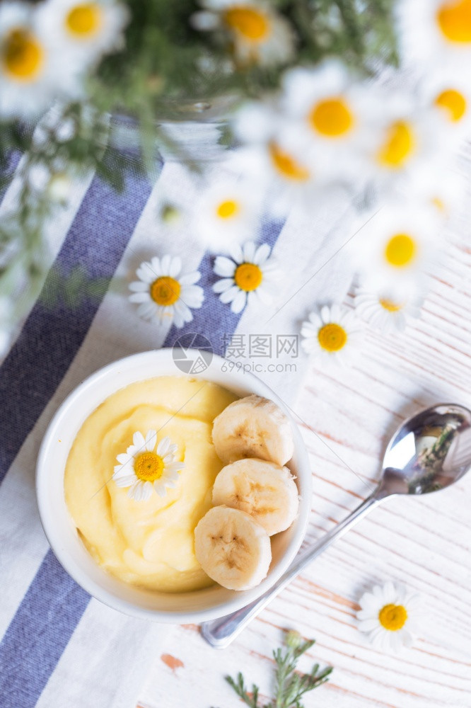 早餐吃香蕉布丁菊花装饰图片