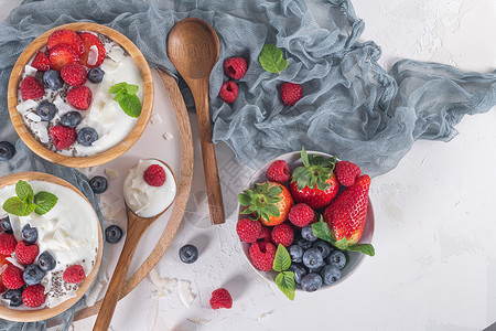 酸奶和浆果用于健康早餐盛满草莓蓝和的希腊酸奶顶层视图图片