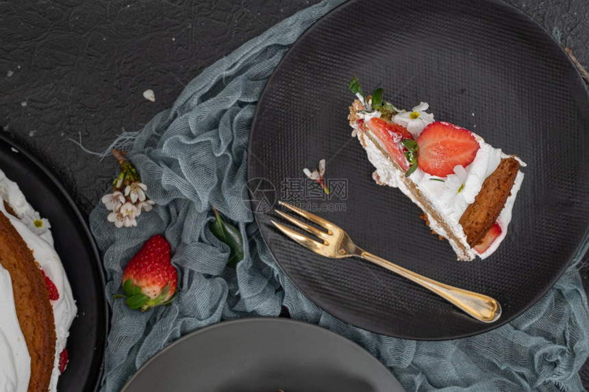 草莓蛋糕海绵鲜草莓和黑底酸奶油图片