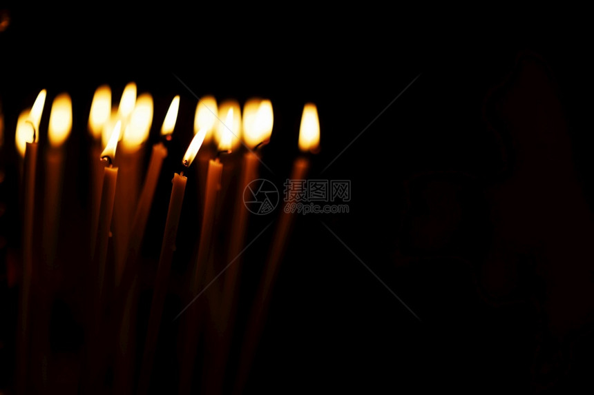 许多蜡烛在黑背景上燃烧复制空间选择焦点很多蜡烛在黑背景上燃烧复制空间选择焦点图片