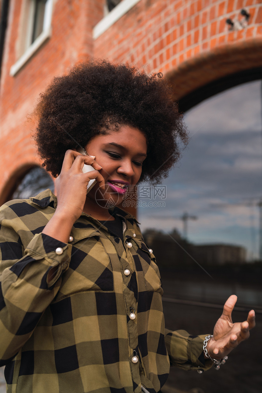 街头打电话的非洲女孩图片