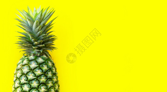 黄色背景上的整片单菠萝复制空格图片