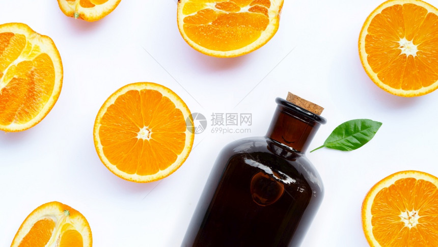 白底色的天然橙基本油顶视图图片