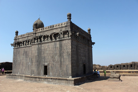 前面有南帝公牛的雅加迪什瓦神庙瑞加德堡马哈拉施特印地亚图片