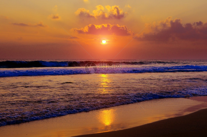 海滩上美丽的热带日落概念是旅行图片