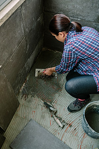 女泥工在检查地板高清图片