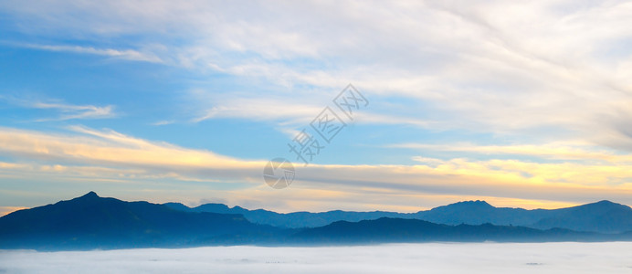 编年史山雾云谷风景的日出背景