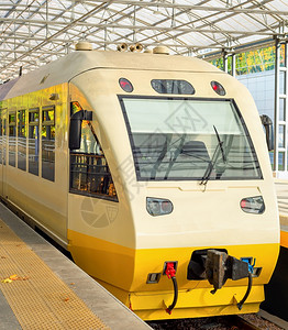 公众平台素材从Kyiv中央火车站平台到Boryspil机场kyvurane的boryspil快速列车班背景