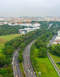 高速公路上的绿色景观图片