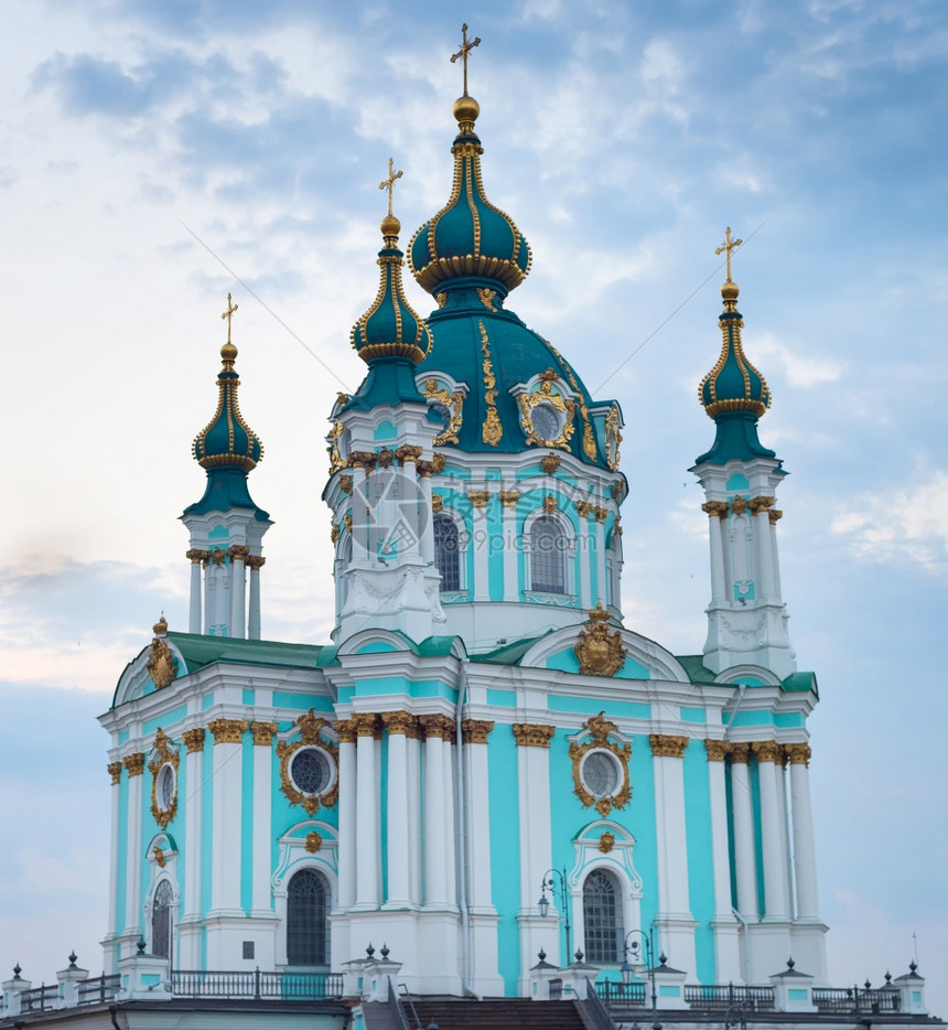 有名的圣徒和修道院教堂在乌克兰州日光落的Kiev图片