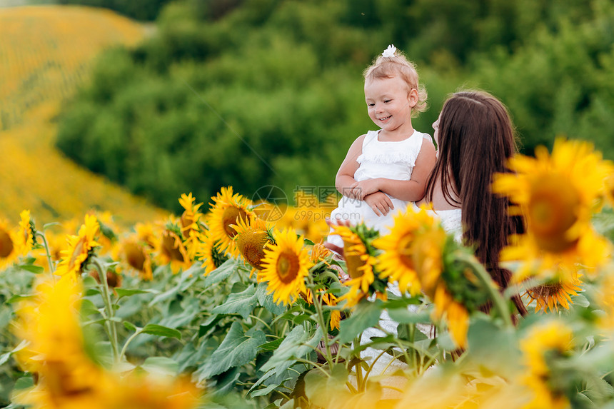 母亲和女婴户外玩得开心家庭概念母亲和女婴在田外玩得开心图片