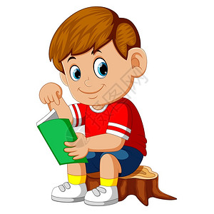 可爱的男孩阅读书在树桩上图片